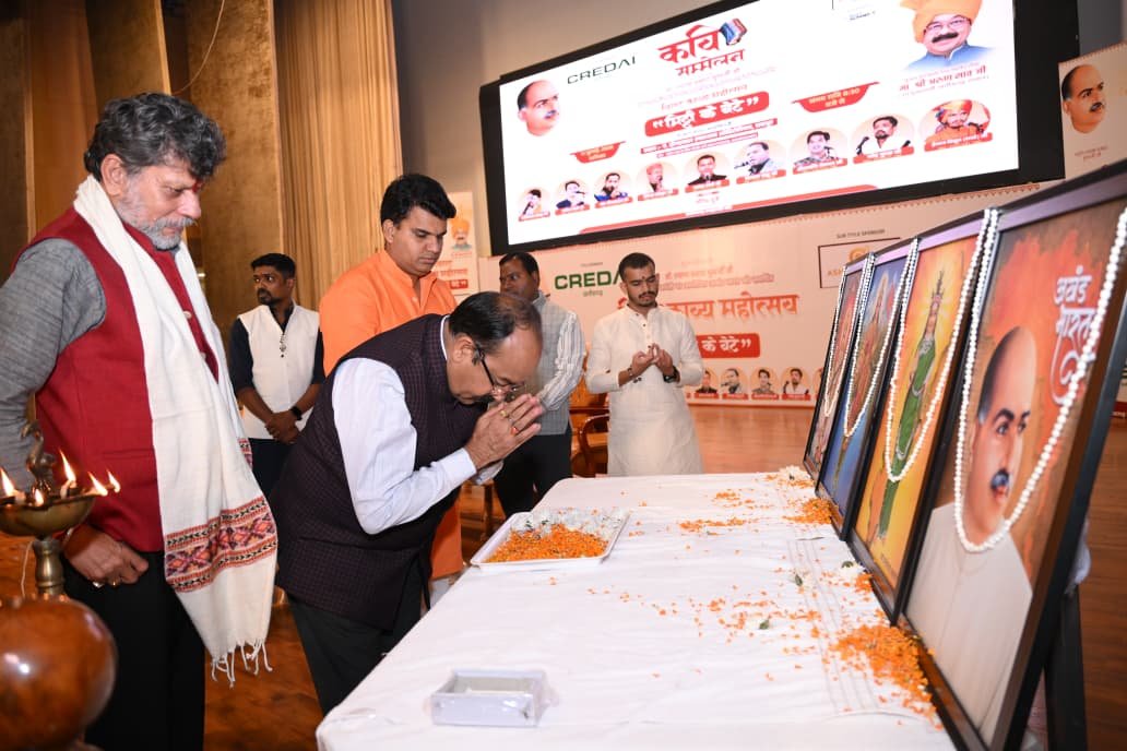ArunSao3's tweet photo. डॉ. श्यामा प्रसाद मुखर्जी जी की 125वीं जयंती के पावन अवसर पर रायपुर स्थित पं. दीनदयाल उपाध्याय ऑडिटोरियम में आयोजित विराट काव्य महोत्सव "मिट्टी के बेटे" में सहभागिता कर राष्ट्रभाव, संस्कृति और काव्य की अद्भुत अभिव्यक्ति का साक्षी बनने का सौभाग्य प्राप्त हुआ।

हमारे राष्ट्रवादी साथियों के सहयोग से इस अद्भुत काव्य महोत्सव में देश के प्रतिष्ठित कवियों ने अपनी ओजस्वी, राष्ट्रभक्ति से ओत-प्रोत एवं सांस्कृतिक चेतना से परिपूर्ण काव्य प्रस्तुतियों के माध्यम से उपस्थित जनसमूह में राष्ट्रप्रेम का नया उत्साह और ऊर्जा का संचार किया।

इस गरिमामय आयोजन में प्रदेश भर से आए सभी राष्ट्रवादी साथी, पूज्य संत श्री राजीव लोचन दास जी महाराज,मध्य क्षेत्र के क्षेत्रीय संघचालक डॉ. पूर्णेंदु सक्सेना जी, भारतीय जनता पार्टी के प्रदेश अध्यक्ष मा. श्री किरण सिंह देव जी, राज्यसभा सांसद मा. श्रीमती लक्ष्मी वर्मा जी, निशक्तजन आयोग के अध्यक्ष मा. श्री लोकेश कावड़िया जी, छत्तीसगढ़ आदिवासी स्थानीय स्वास्थ्य परंपरा एवं औषधि पादप बोर्ड के उपाध्यक्ष श्री अंजय शुक्ला जी, वरिष्ठ भाजपा नेता नरेश गुप्ता जी, दैनिक भास्कर समूह के संपादक श्री शिव दुबे जी, अष्टविनायक रीयल्टी के संचालक श्री विक्की लोहना जी की उपस्थिति ने कार्यक्रम की शोभा बढ़ाई।