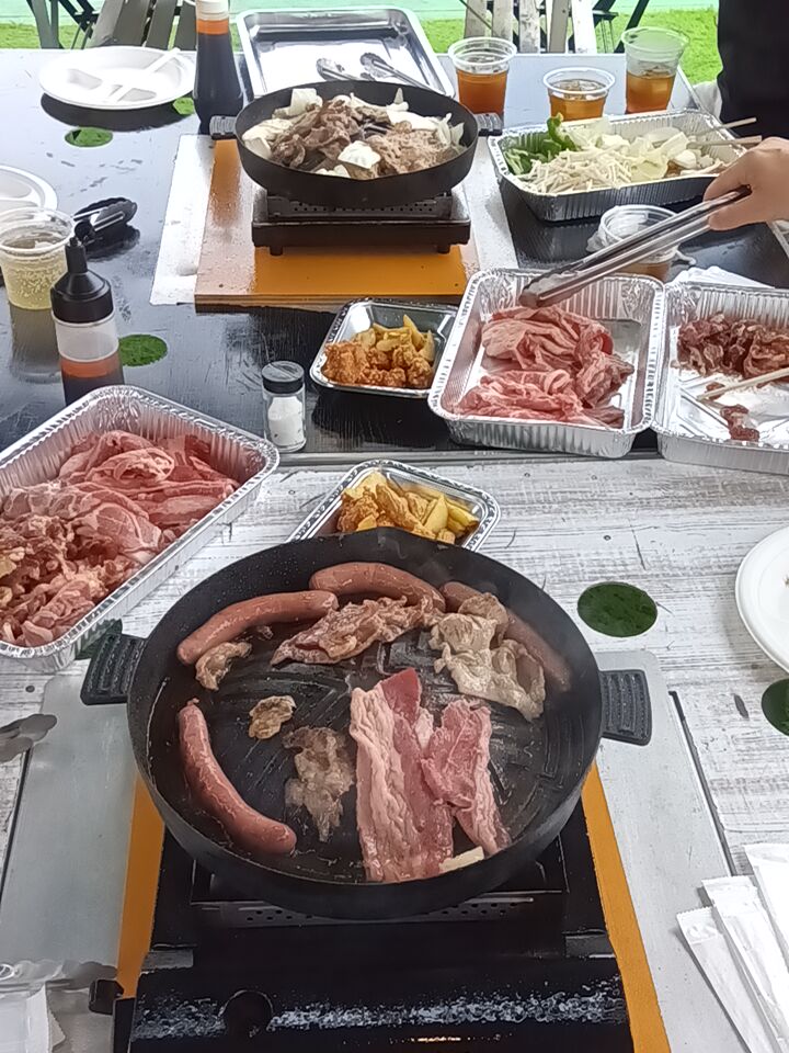 meshibekun's tweet photo. ヨドバシ屋上でやってるジンギスカン食べ放題！
スープカレー香辛料効いてて美味い。
肉は思ってたより厚くて食べ応えあり。 https://t.co/CjqchauQmS