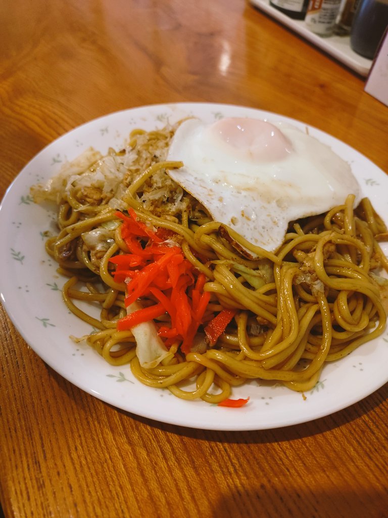 sharkjaws0302's tweet photo. #コストコ
#ほうじ茶ソフト
少なめで注文👍
お昼ごはんは
#佐々木菓子店　
さんで😋
#焼きうどん
#焼きそば
#お好み焼き
1つ50円で目玉焼きと肉・卵をトッピングして、焼きそば・焼きうどん(中)
お好み焼き(小)頼んで2人で1250円だった😂
カキ氷もやってる🍧💕 https://t.co/ikNCr3WnaB