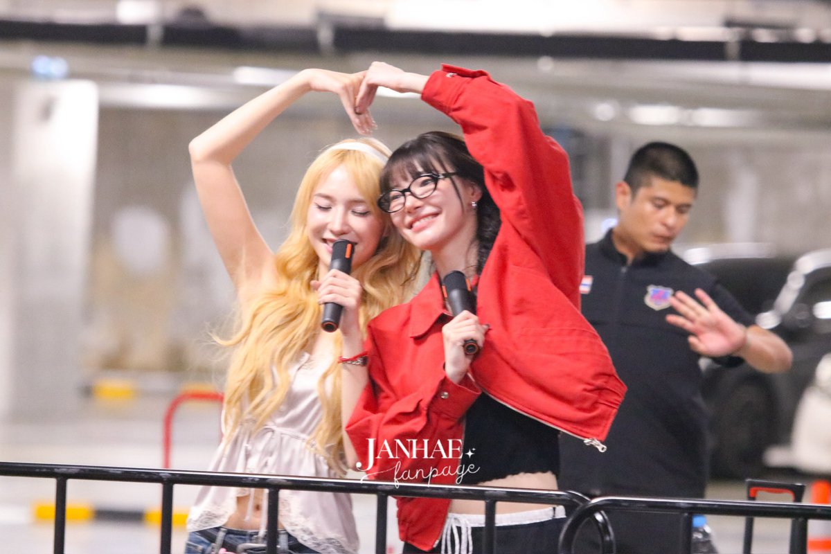 janhaefanpage's tweet photo. JJJFAM FIRST FANSIGN 
#YBOOKFAIR11xJanJingjing
#JEWEL #JANJINGJING #JANHAE #JANIVERSE 

ทางบ้านขอขอบคุณงาน Y BOOK FAIR ครั้งที่ 11 และขอบคุณแฟนคลับทุกคนที่มาร่วมกิจกรรม Fan Sign ครั้งแรกของแจนจิงจิง และร่วมรวมพลของ #JJJFAM แฟนคลับมากันเยอะมากเลย ถึงแม้สถานที่และอากาศจะร้อนนิดนึง (ไม่นิด) แต่ทุกคนก็ยังอดทนรอเจอแจนจิงจิงและน้องเจเวล ขอบคุณที่รักและเอ็นดูครอบครัวนี้น้าค้าบบบ ทุกคนเก่งกันมากเลยย รอบหน้าเจอกันใหม่กั๊บบบ ❤️🩷✨

ปล. น้องเจเวลเก่งที่สุดอากาศร้อนมาก คนข้างในน้องเจเวลจะร้อนขนาดไหนกันนะ 🥺🫳🏻