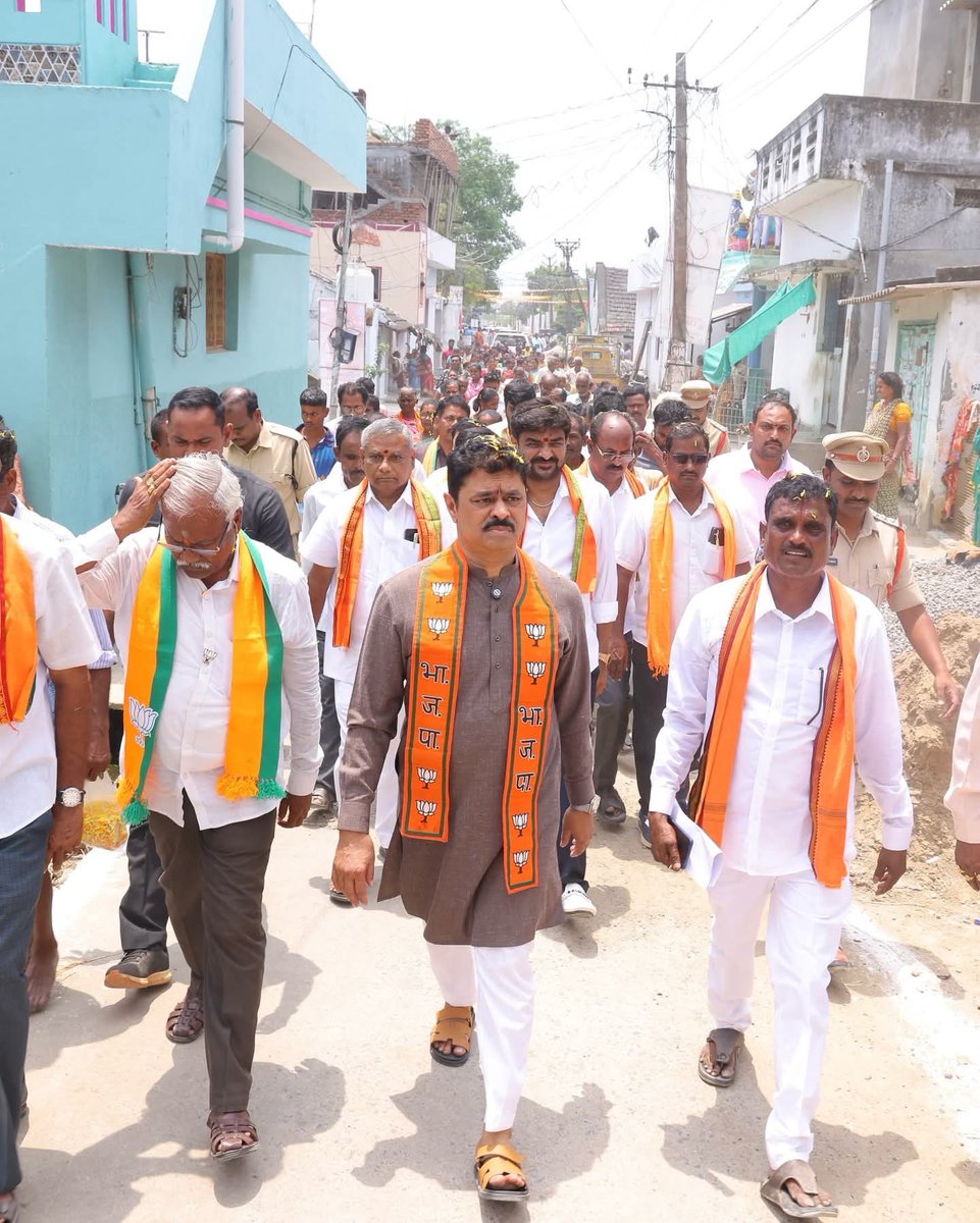 MVRforPeople's tweet photo. 🗒️07/04/2026 📍Anakapalli 

బీజేపీ ఆవిర్భావ దినోత్సవం సందర్భంగా “మన ఊరు–మన జెండా” పేరుతో నిర్వహిస్తున్న వారోత్సవాల్లో భాగంగా  అనకాపల్లి నియోజకవర్గంలోని లక్ష్మీదేవిపేట, మార్టూరు గ్రామాలలో జరిగిన కార్యక్రమాలలో పాల్గొని బీజేపీ జెండాను ఆవిష్కరించారు .. https://t.co/vJNrUHIGA0