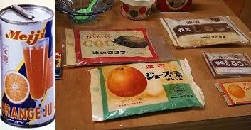 natsukashi__'s tweet photo. 昭和40年代の缶ジュース。タブ式の前の、キコキコして開けるジュース、あれって金属臭がしててマズかったなあ。渡辺の粉末ジュース舐めてるほうがマシのレベル。 https://t.co/tdBM0UbKXT