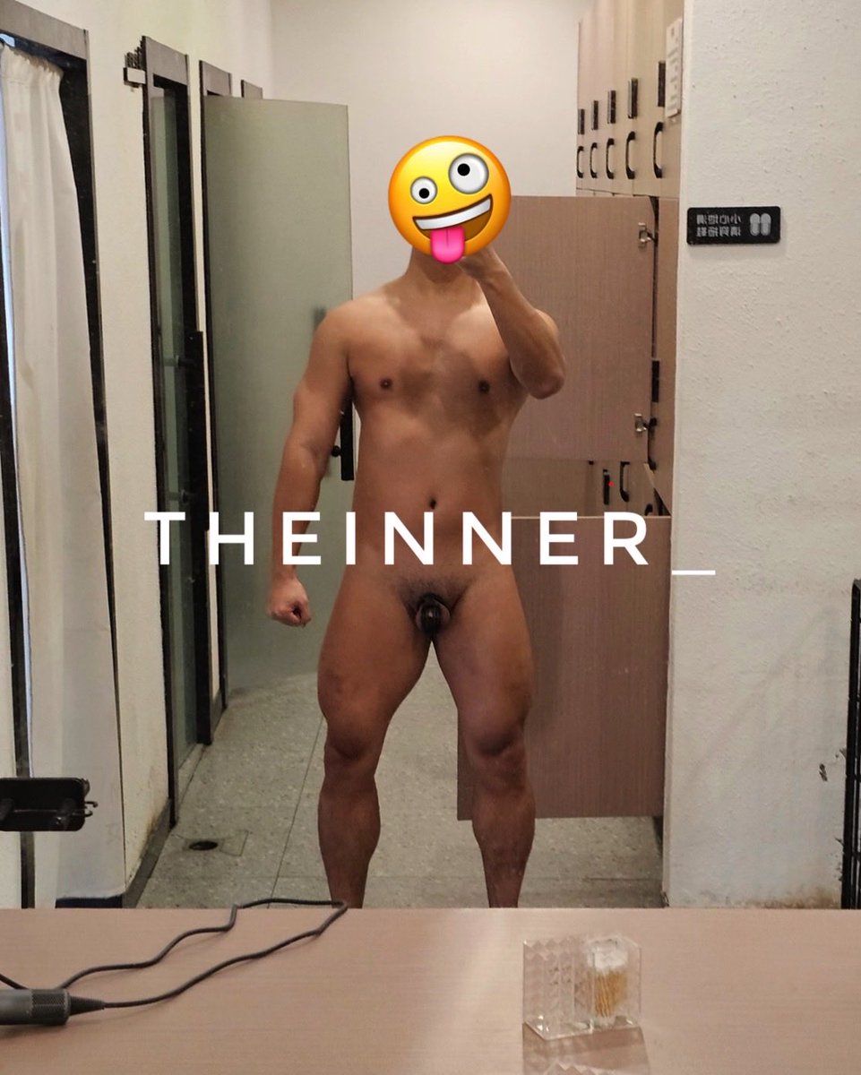 TheInner_'s tweet photo. 对镜拍照会下意识伸舌头，有点不对劲。背后的厕所有人推门出来，吓得我差点把精泄出来… https://t.co/sHkZauCdTk