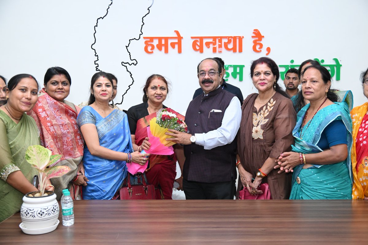 ArunSao3's tweet photo. कल रायपुर शासकीय निवास में प्रदेश साहू संघ महिला प्रकोष्ठ की नव-मनोनीत महिला पदाधिकारियों से सौजन्य भेंट कर उन्हें हार्दिक शुभकामनाएँ एवं बधाई प्रेषित की। 

विश्वास है कि आप सभी के कुशल नेतृत्व, समर्पण और सक्रिय सहभागिता से महिला प्रकोष्ठ समाजहित एवं संगठन के विस्तार में नई ऊँचाइयों को प्राप्त करेगा।

इस अवसर पर महिला सशक्तिकरण, सामाजिक एकता एवं संगठन की मजबूती को लेकर सार्थक चर्चा हुई। सभी पदाधिकारियों ने समाज सेवा के लिए पूर्ण समर्पण एवं निष्ठा के साथ कार्य करने का संकल्प लिया।

समस्त नव-मनोनीत पदाधिकारियों को पुनः हार्दिक बधाई एवं उज्ज्वल भविष्य की मंगलमय शुभकामनाएँ।