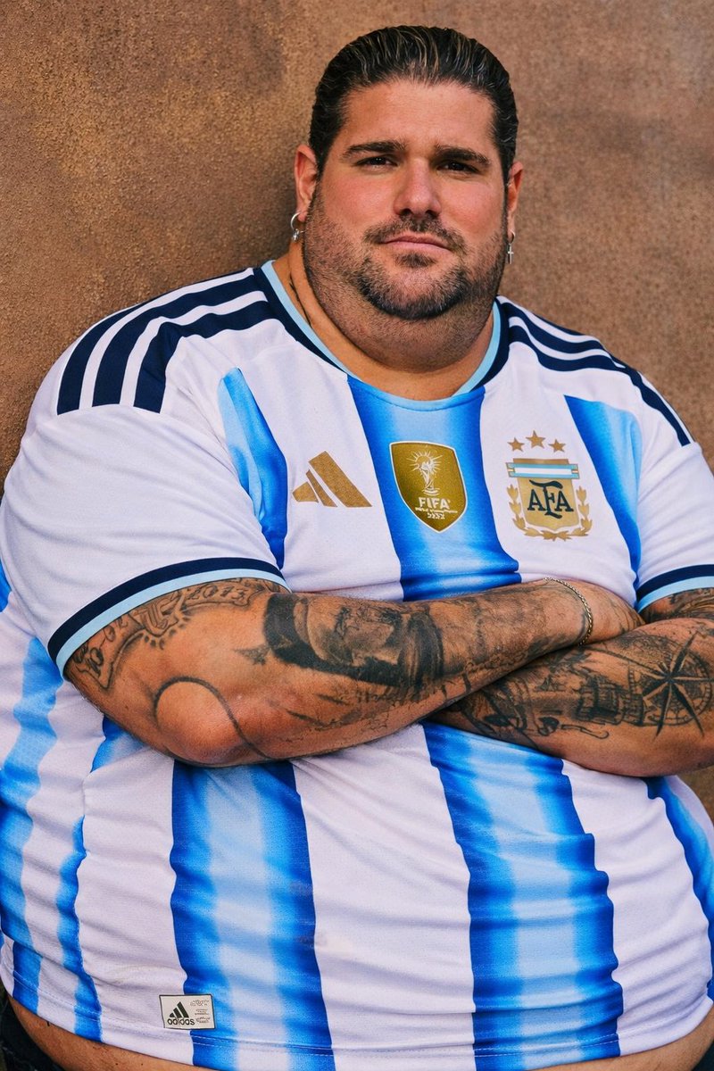 TOM11BS's tweet photo. -Agarro y me morfo la comida de Messi https://t.co/rSMlCRlIlx