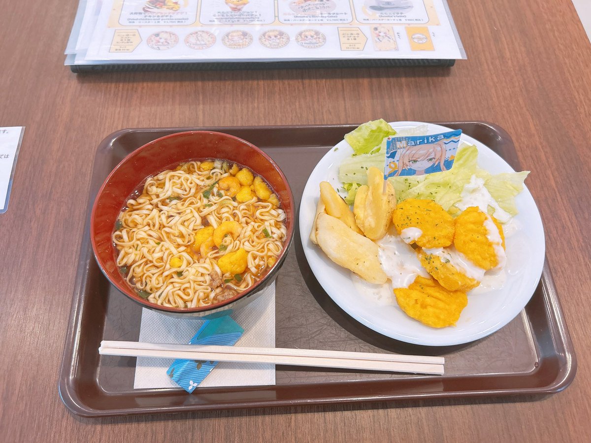 bocchi_t_s's tweet photo. 展示されていた原作コミックを誘拐したら缶バッジがもらえました
あと、夜食が予想以上に夜食だった

ランダム封入の類は帰宅したら確認しよう、日付変わる前に帰宅できるかな
#まんきつ暮らし https://t.co/NiPSrOD6jz