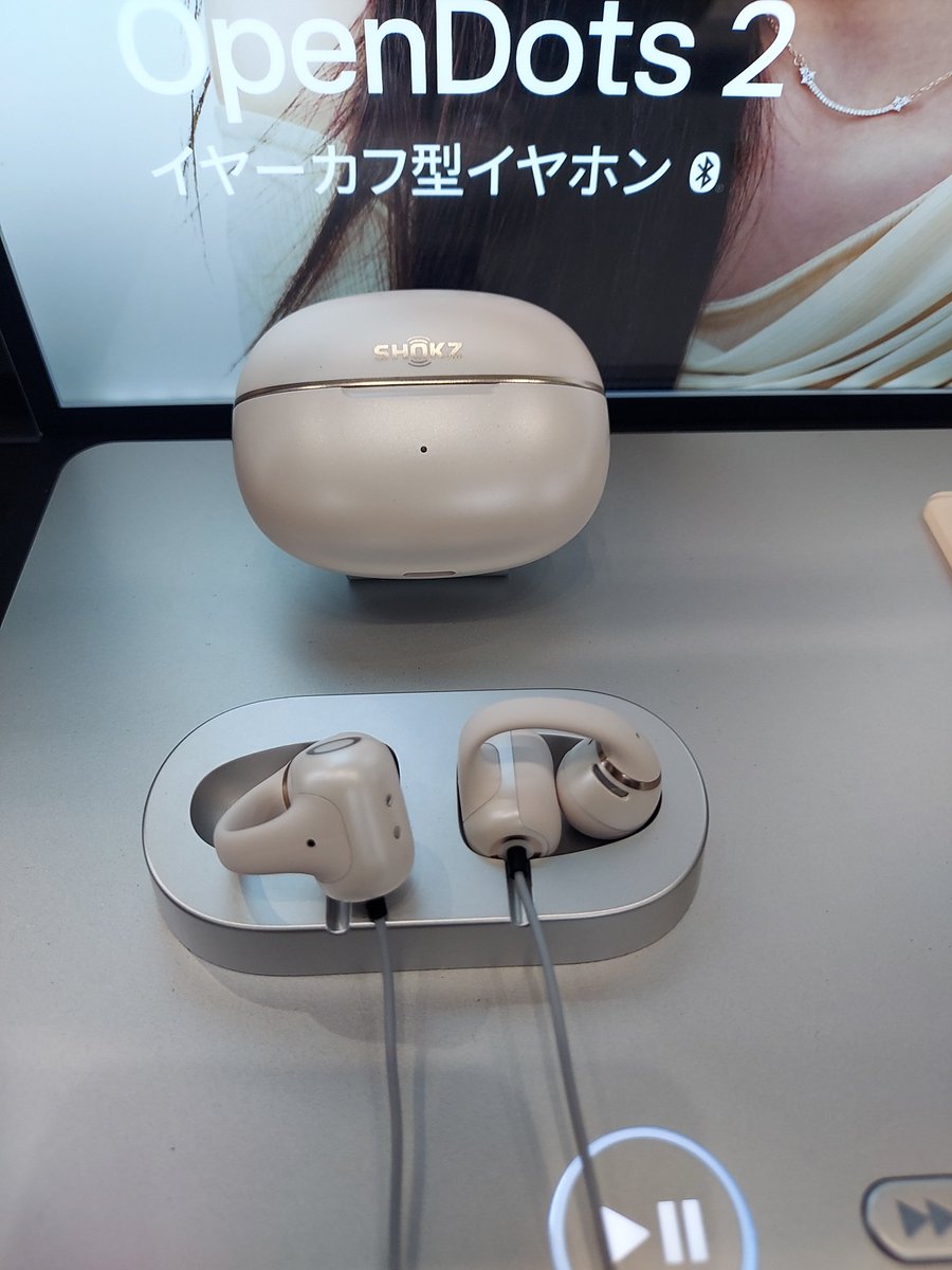 sd2159's tweet photo. ただいま秋葉原のポタフェスの #Shokz ブースにて視聴イベント開催中です。サカナクションの山口一郎氏がCMをやっているモデルも視聴可能です。うp主がいつも使ってるアンビーとはまた違った感触で音も聞こえやすくなっています。 https://t.co/4lx8NOYmXN