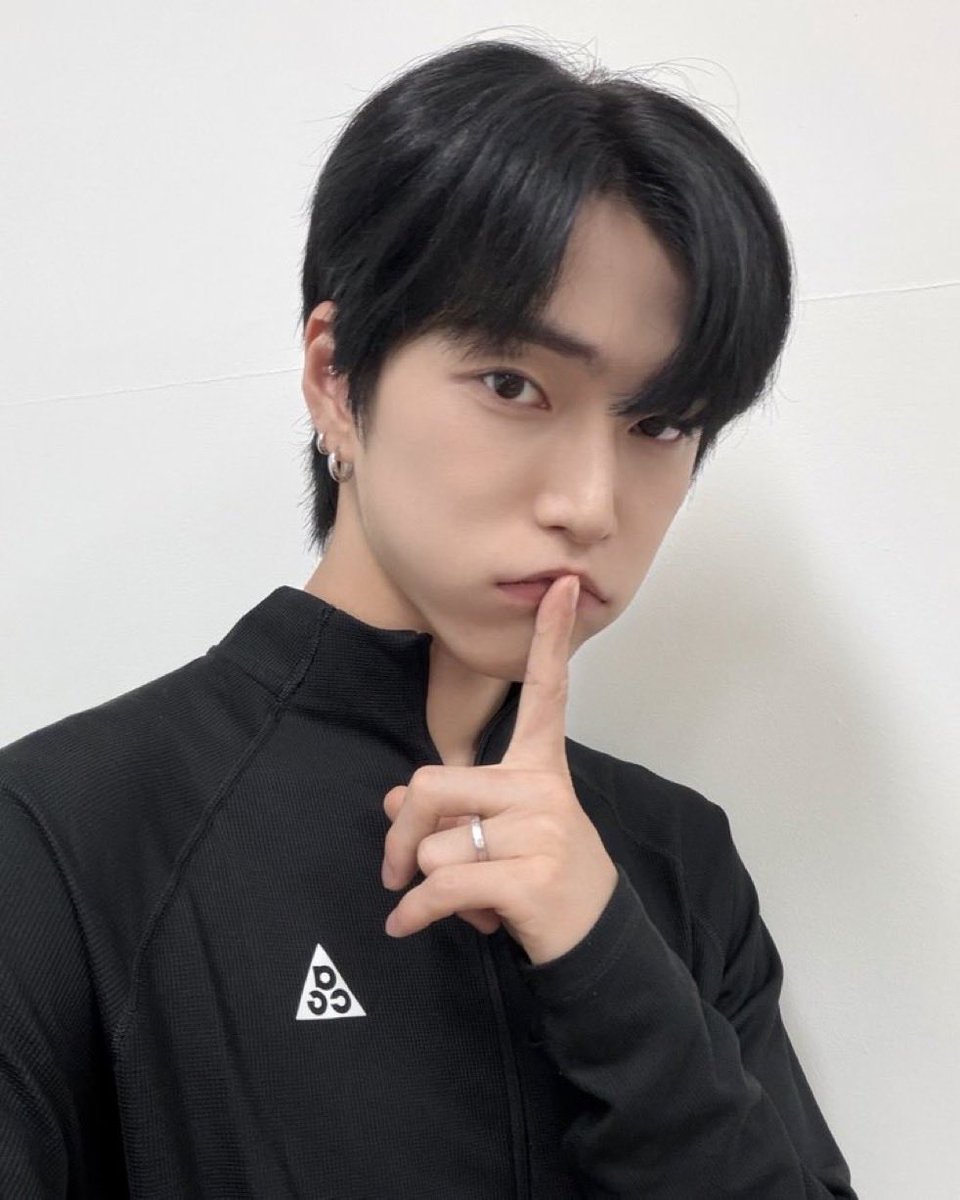 uinii12's tweet photo. 잘생겼어 ㅠㅠㅠ 갑자기 보고싶네ㅠㅠㅠ https://t.co/URFXuNvUp4