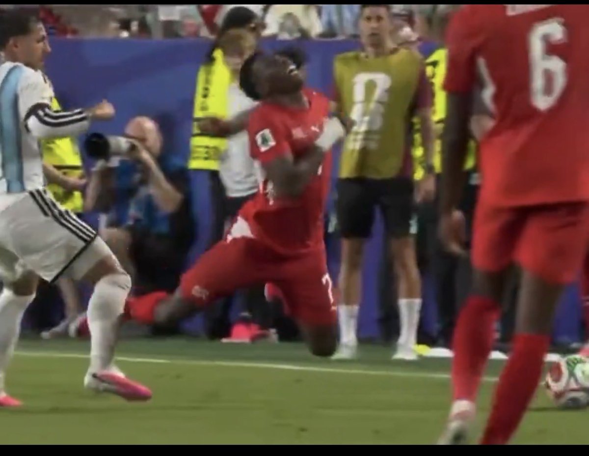 EBK788622's tweet photo. @FabrizioRomano This was the first point of contact. Embola is already in the middle of his flop. Never is this a foul https://t.co/ySq80r2iDR