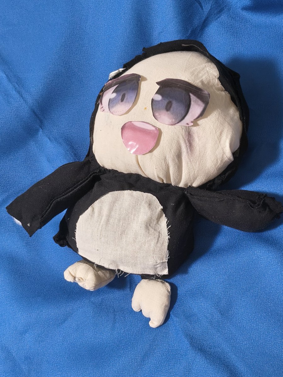 chiyo_ccccc's tweet photo. 数ヶ月前に子が作った（古着の布と布用両面テープと綿と紙で）ぬいの足が取れたり両面テープが剥がれたり、色々満身創痍になったので修理依頼を受けた。……この辺で勘弁してもらいたい。縫ってから横髪を縫い込んでしまった気がしたけど、気が付かなかったことにしよう……。言われたらまた付けよう😅 https://t.co/MY03De5OsS