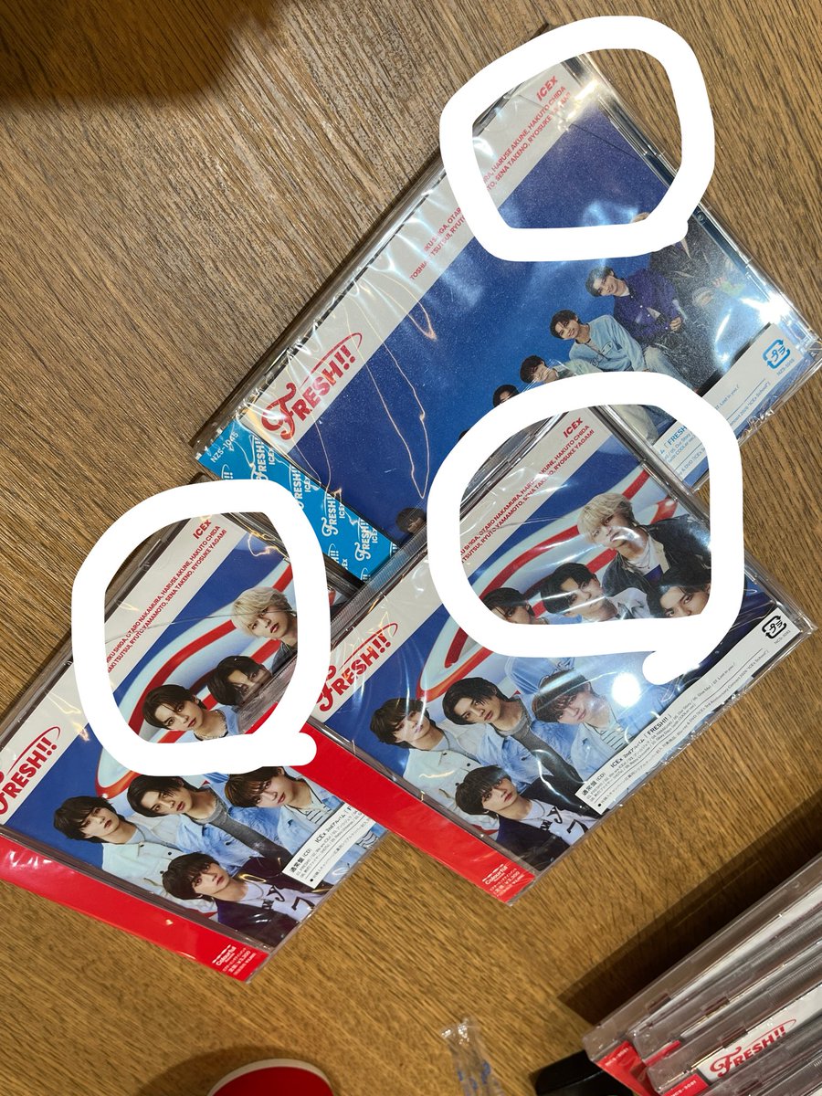 jinseshun's tweet photo. 7/12 最後のリリイベでフリー観覧エリアで
早く並んでとった席で友達が観覧していたのですが
後ろの人が友達のCDの上にペンラを落としたり
CD蹴られたりしたらしく3枚ケース割れてました。
私は優先エリアに入れたのでその場に居ませんでしたがこれは酷くないですか？。 https://t.co/Xg4FBkUvoq