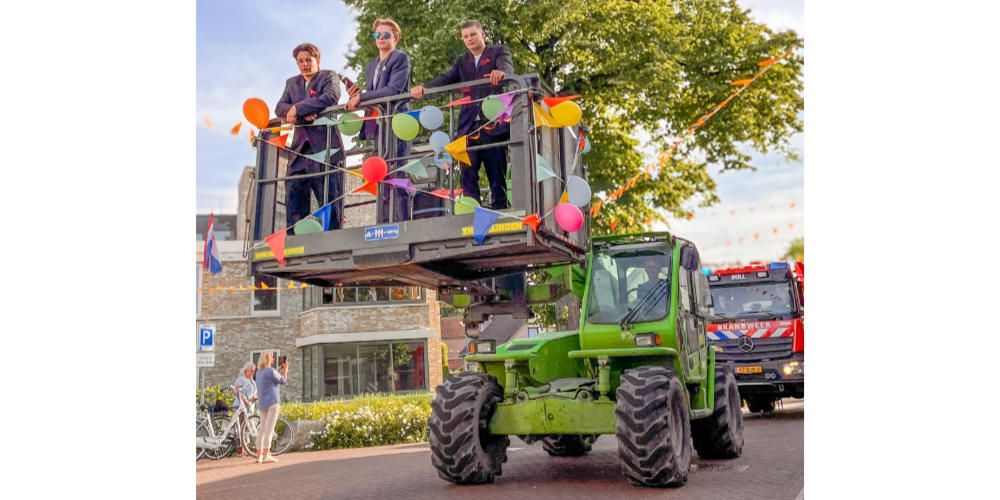 inmill's tweet photo. Feestelijke galastoet Merletcollege trekt veel bekijks in Mill https://t.co/gbNk80pLXN https://t.co/ij4C4Blny2