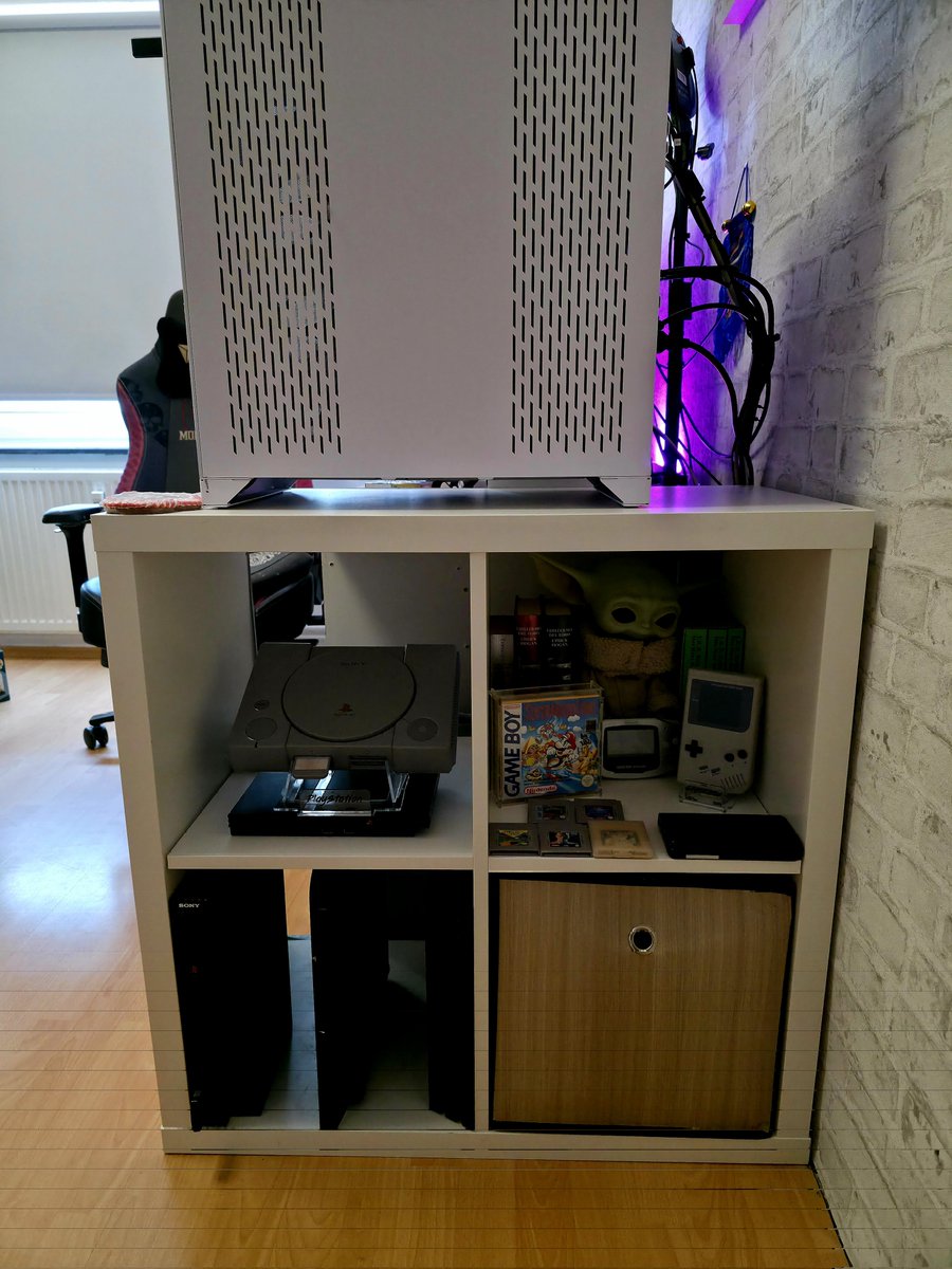 Benny_The_Nerd's tweet photo. Hey, meine #Nerds!
Mein #GamingRoom ist komplett umgeräumt und sieht aus wie aus dem Traum! Neues #Setup, mehr #Platz & geile #Vibes.
Besonders stolz auf meine #FunkoPop und #Gaming #Sammlung. Von #Chaos zu #clean & #cozy!
Zeigt mir mal eure Rooms.
(1/4) https://t.co/QnBobiMFFK