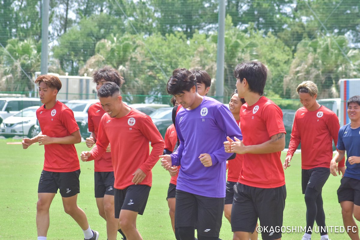 kagoshimaufc's tweet photo. ／
#今日のユニータ ⚽️☀️
＼

本日はミーティングと室内トレーニングを終え、グラウンドでのトレーニングを実施しました！🏃‍♂️💨
暑い中にもかかわらず、約100名のサポーターの皆様が練習見学にお越しくださいました。
皆さまの応援が大きな力になります。
開幕に向けてチーム一丸となり、最高の準備を進めてまいります！✊🔥

#鹿児島ユナイテッドFC