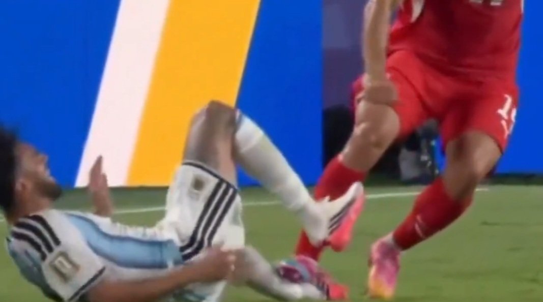Asneakychios's tweet photo. How is this not a red card my guy atleast broke few bones https://t.co/qwBDDQDwA3