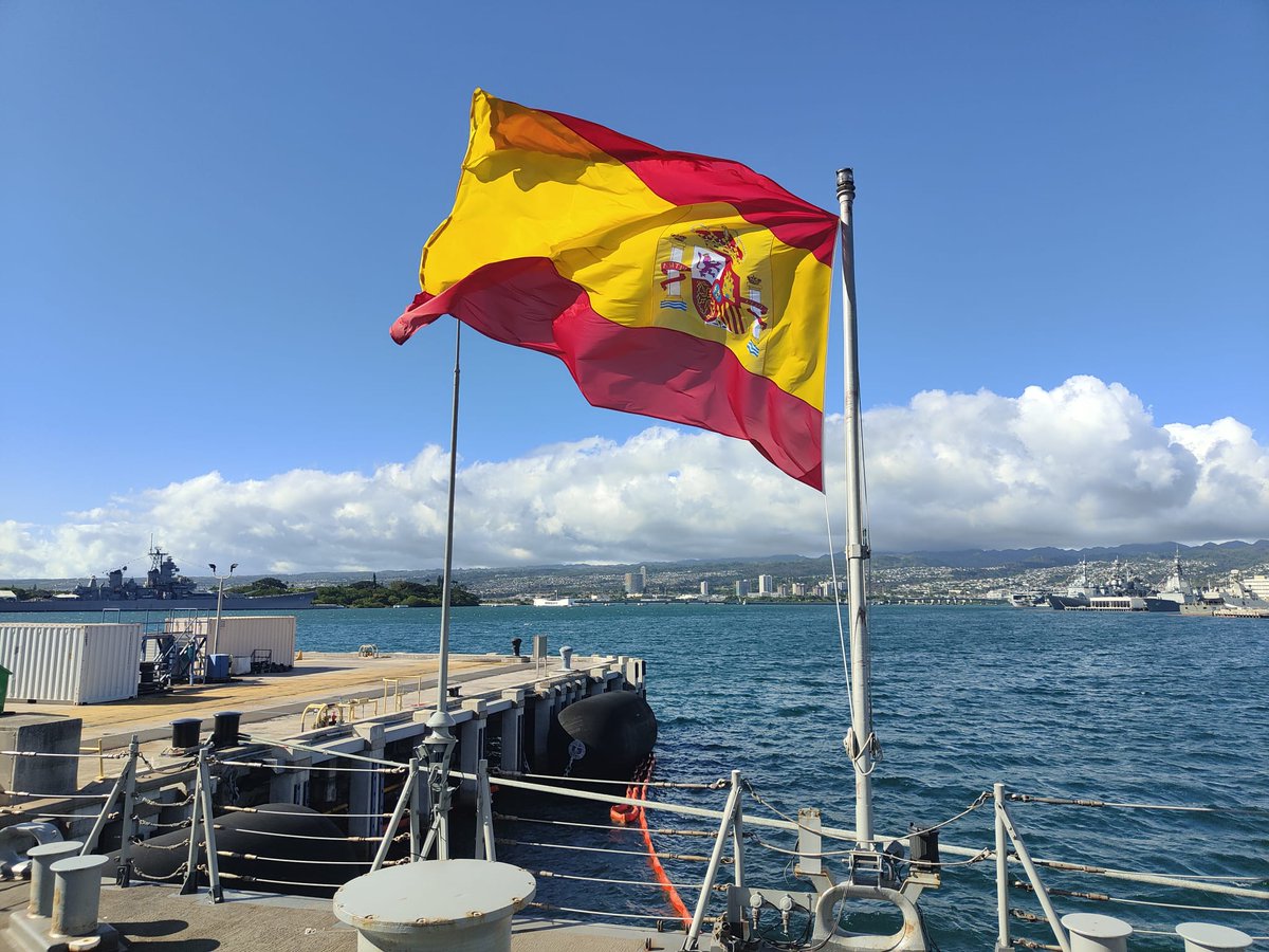 Armada_esp's tweet photo. 🇪🇸¡Feliz domingo! 

💪No hay mejor forma de empezar el día que con nuestra bandera de #España a bordo de la fragata Álvaro de Bazán ondeando con orgullo en la bahía de Pearl Harbor, en #Hawái

#SomosLaArmada https://t.co/Cgu4c4fld3