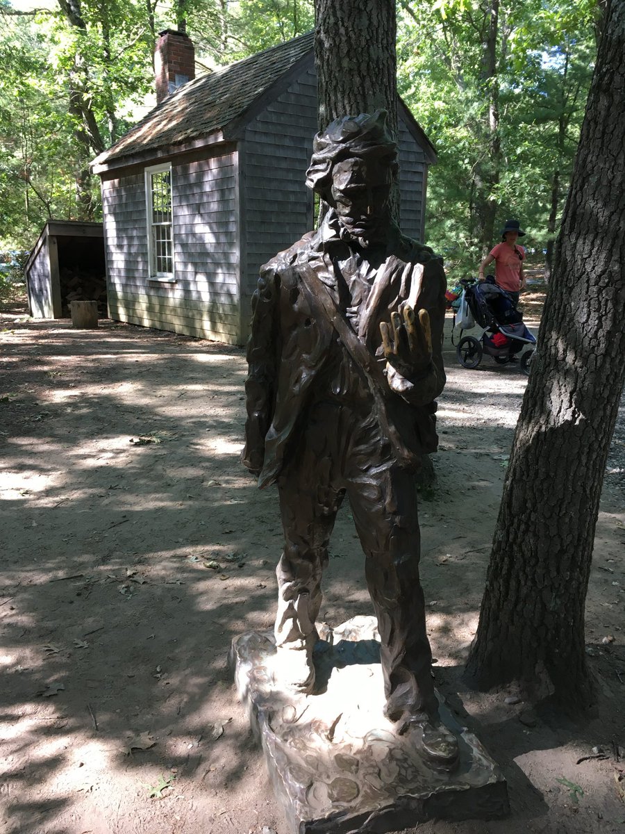 mito1739's tweet photo. Happy birthday Henry David Thoreau🎂

今日はアメリカ19世紀の作家・思想家ヘンリー・デイヴィッド・ソローの生誕日🌳

＊ウォールデン湖畔に立つソローの丸太小屋（レプリカ）と銅像

自己への信頼、人間と自然との調和をめざす超絶主義の思想を背景に、この森で約２年間自給自足的な生活を実践🌿 https://t.co/H2IUZDUCx9