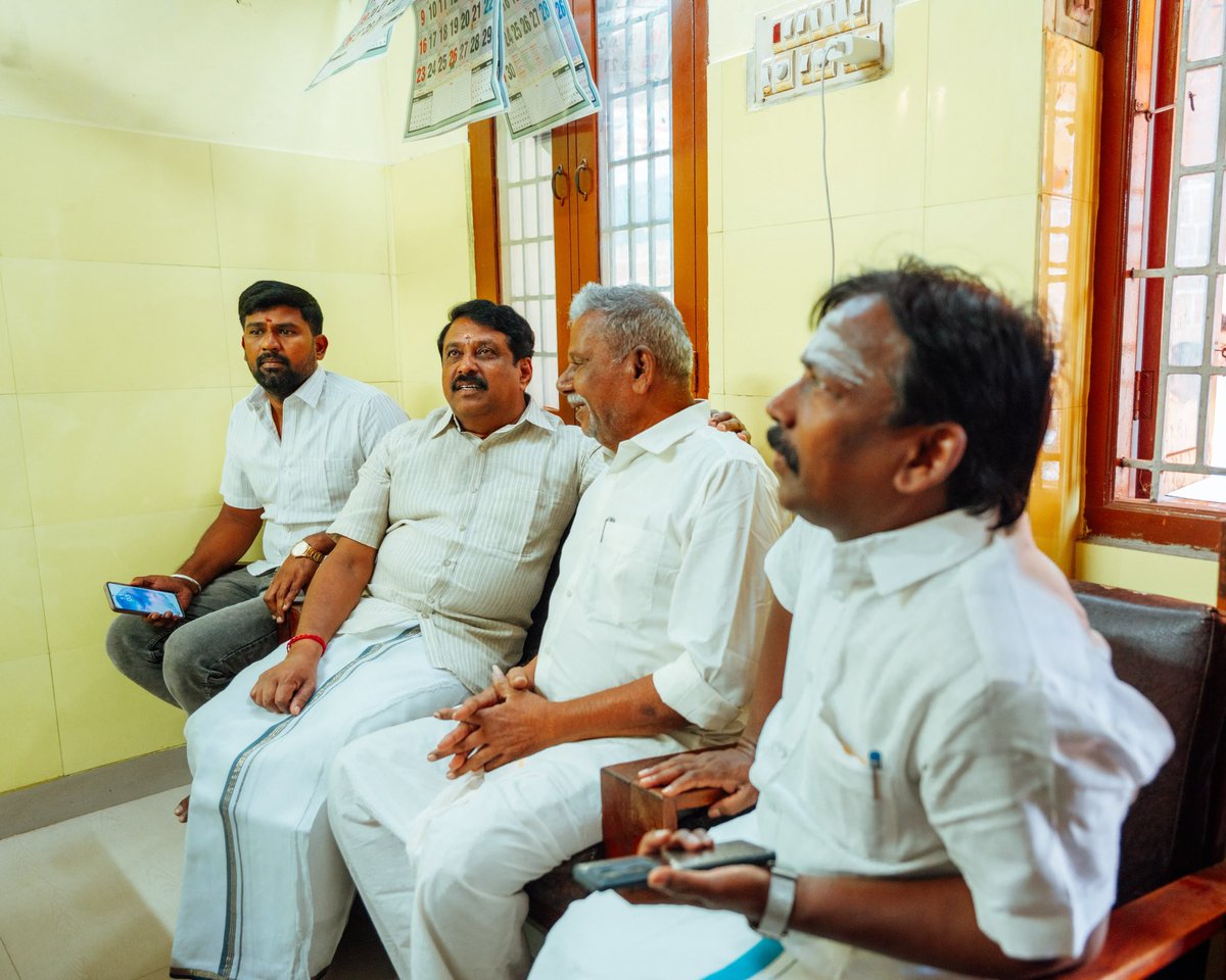 NainarBJP's tweet photo. நமது பாரதிய ஜனதா கட்சி திருநெல்வேலி வடக்கு மாவட்ட பொதுச் செயலாளரும் வழக்கறிஞருமான திரு. பாலாஜி கிருஷ்ணசாமி அவர்களின் தகப்பனார் திரு. திருமலைசாமி அவர்கள் கடந்த ஜூலை 9-ஆம் தேதி இயற்கை எய்திய நிலையில், இன்றைய தினம் அவர்களது இல்லத்திற்குச் சென்று அன்னாரின் குடும்பத்தாருக்கு ஆறுதல் கூறினேன்.