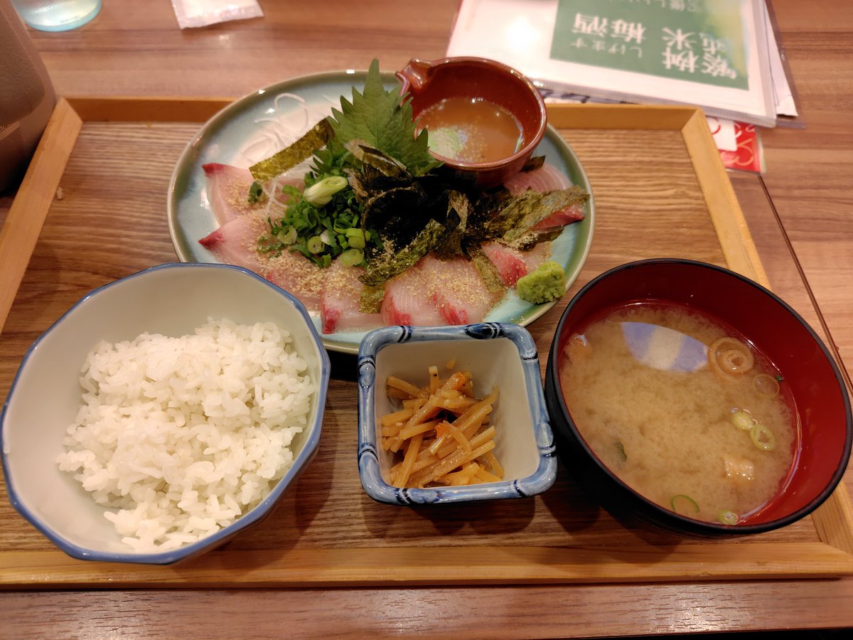 ikulps's tweet photo. 福岡はいいぞ。
全ての食べ物が美味しかったからぜひグルメも楽しんできてほしい。
私が食べた中では特に胡麻ハマチが好きです。

あと、ブラックモンブランは全国区で売ってほしい。なんでこっちで買えないの？？？ https://t.co/NvbzUiQIxa