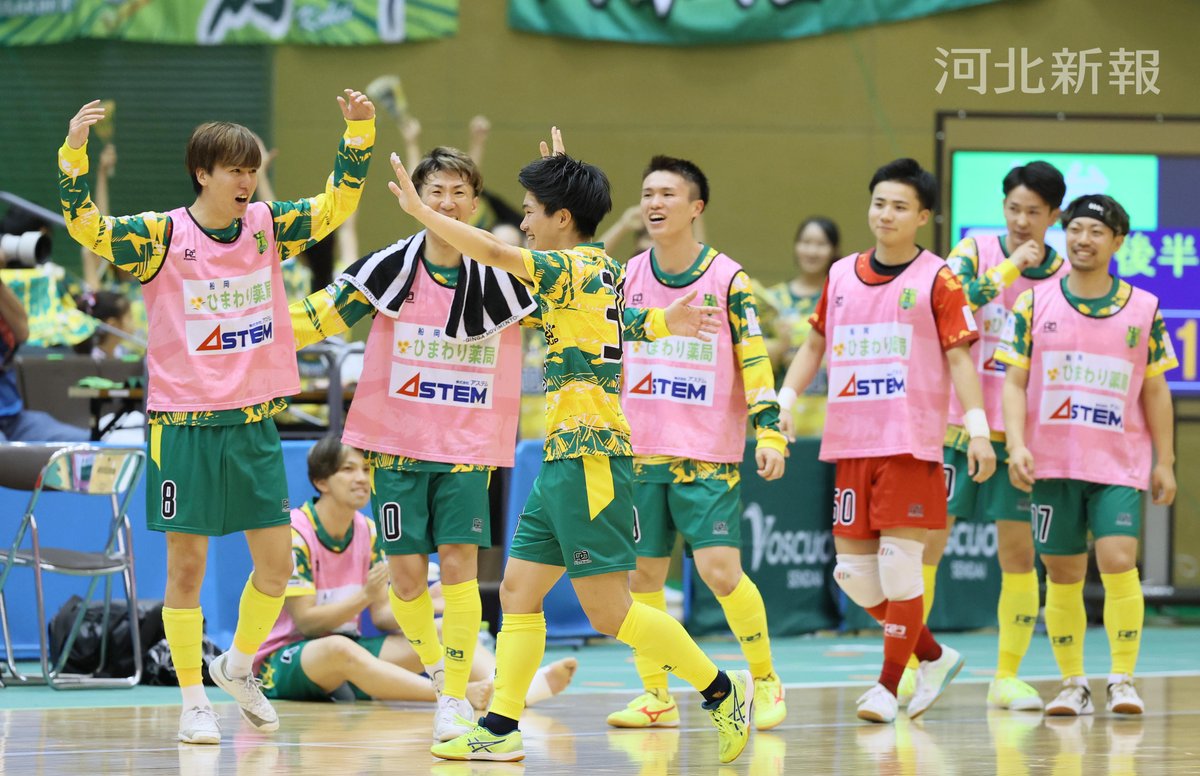 kahokuphoto's tweet photo. #Ｆ２／第５節／ #ヴォスクオーレ仙台 ー #デウソン神戸 は３－１で仙台が勝利しました。後半、ゴールを決めチームメートに迎えられる #永島天太 選手です。
#voscuore #Ｆリーグ #フットサル #河北新報 https://t.co/tuaSjJC4Oe
