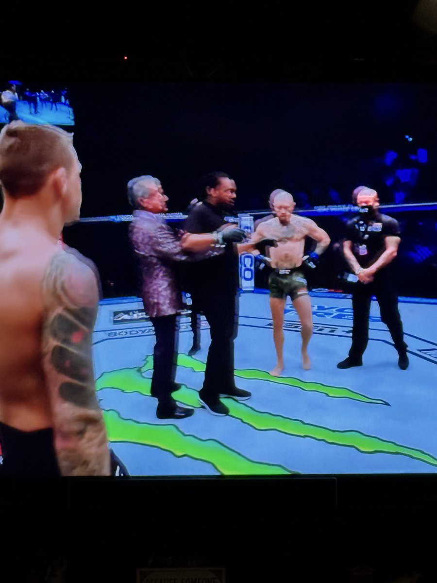 JosephH53645653's tweet photo. I blame Bruce Buffer’s non custom blazers for The Macs loss…. He’s a fan boy for the losses… @brucebuffer @TheNotoriousMMA #bufferblazercurse #ufc #poiriermcgregor2 https://t.co/Gjz7p3RDwE