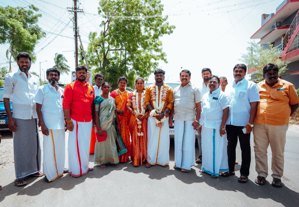 NainarBJP's tweet photo. இன்றைய தினம் திருநெல்வேலி ஜங்ஷனில் நடைபெற்ற திருநெல்வேலி வடக்கு மாவட்ட இளைஞர் அணி செயலாளர்,  திருநிறைச்செல்வன் சிவபெருமாள் மற்றும் திருநிறைச்செல்வி ரோகிணி ஆகியோரின் திருமண நிகழ்வில் கலந்துகொண்டு, மணமக்களை ஆசீர்வதித்து மகிழ்ந்தேன். 

இல்லற வாழ்வில் இன்று இணைந்திருக்கும் மணமக்கள் இருவரும் அனைத்து வளமும் நலமும் பெற்று மகிழ்வுடன் வாழ எல்லாம் வல்ல இறைவனிடம் பிரார்த்தித்துக் கொண்டேன்.