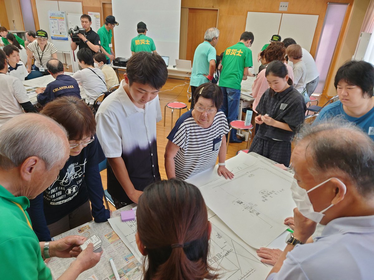 kandayasu428's tweet photo. 【HUG訓練】
地元コミュニティの『HUG訓練(＝避難所運営ゲーム)』へ。

学生の皆さん達を含め、予定をはるかに超える60名以上の多くの方が参加。

こういう常日頃の接点が後々に活きることを実感する、貴重な時間となりました☺️
#HUG訓練 #コミュニティ #災害時看護師等ボランティア https://t.co/oqj95MfFVn