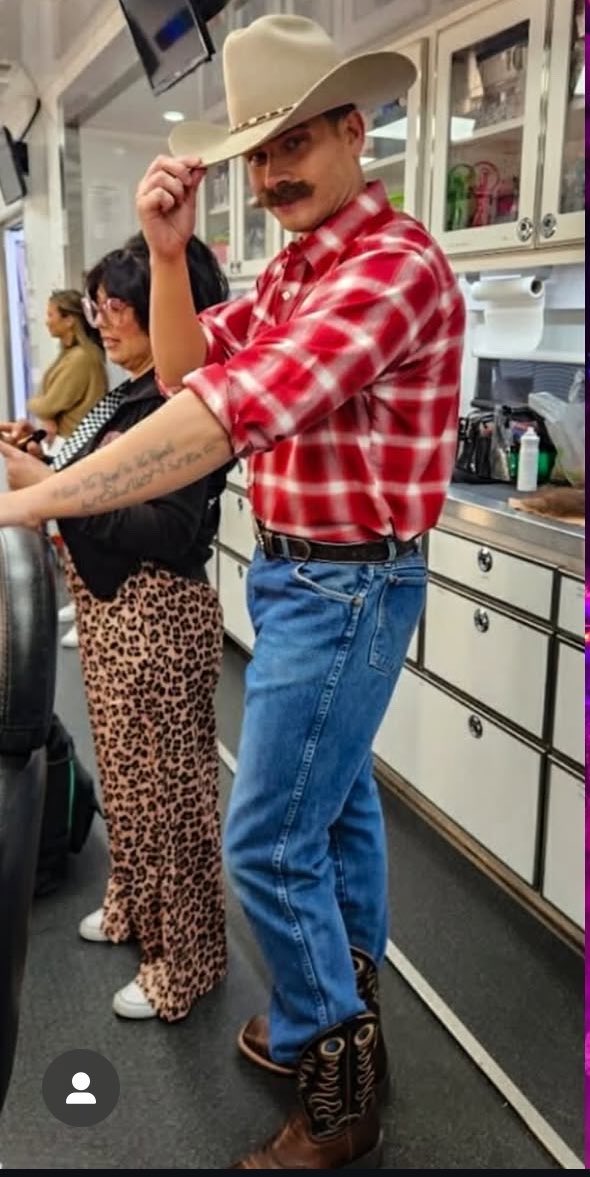 evanBlmao's tweet photo. idgaf about no horse im riding the cowboy https://t.co/NJXTQe4yrK