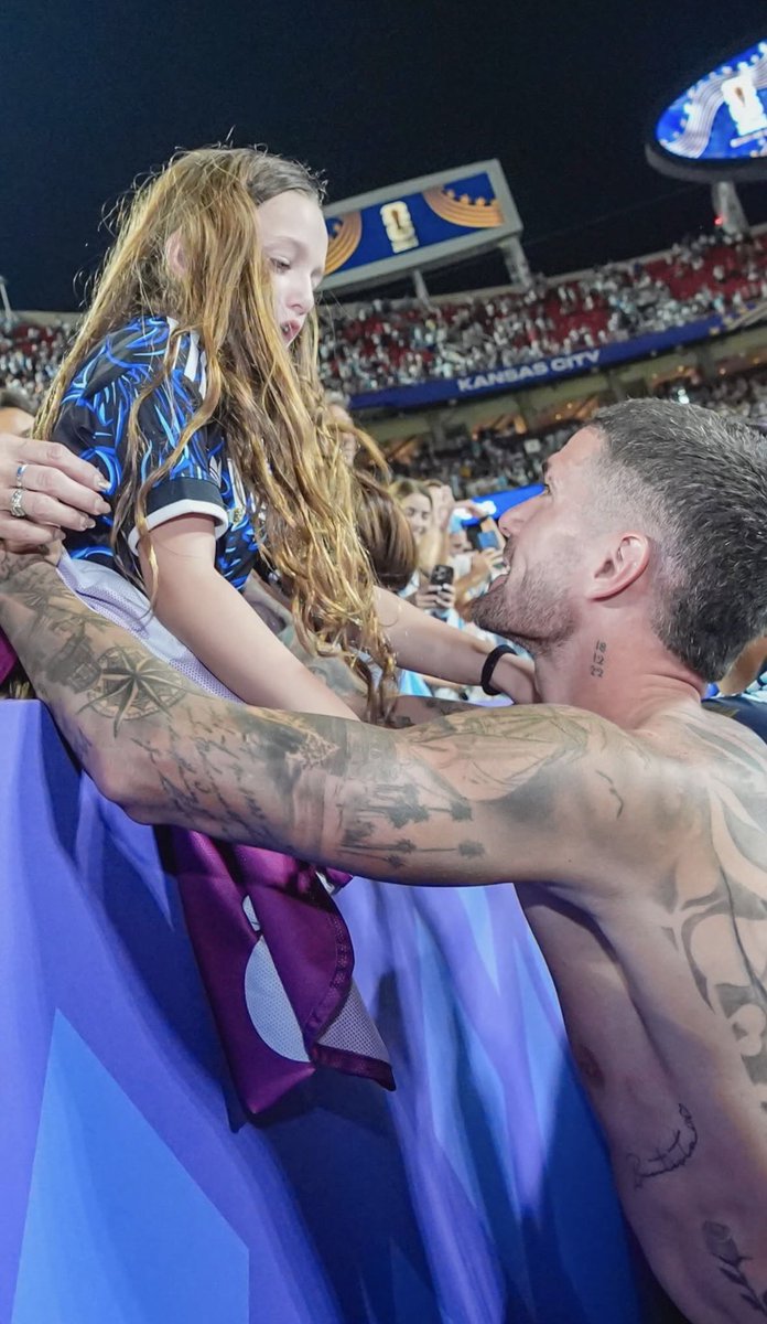 rodridpdaily's tweet photo. Fran y Rodri en un tierno momento juntos post partido celebrando la clasificación de Argentina a Semifinales. 🥹🤍 https://t.co/rdDDaIsIyJ