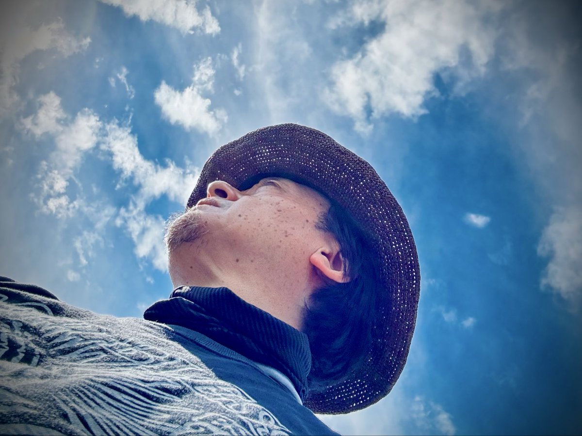 Flying_Blackpig's tweet photo. さぁ、帰りますか。
革ジャンにエンジンから伝わる排熱、
そして真夏の暑さとの戦い🥵

途中でアイスを食べ、
スムージーを飲みながら水分補給。
何とか渋滞を避けて無事に帰宅。

房総ソロツーリングの楽しみが、
一つなくなってしまうのは寂しいですね😭

磯料理マルゴさんは
7月末で閉店、急げぇ💨 https://t.co/x0gFiJpBKm