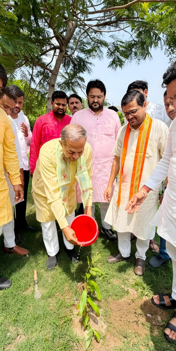 shivanshsirji's tweet photo. आज अपनी जन्मभूमि व गृह जनपद लखनऊ के पेपर मिल कॉलोनी वार्ड मे भाजपा पश्चिम उत्तर प्रदेश के यशस्वी क्षेत्रीय अध्यक्ष माननीय श्री @nawabsnagar जी का 'एक पेड़ माँ के नाम' अभियान निमित्त वृक्षारोपण कार्यक्रम का आयोजन एवं क्रियान्वयन करवाने का सुखद अवसर प्राप्त हुआ।
@blsanthosh @BJP4UP https://t.co/hZaXYrRwSA