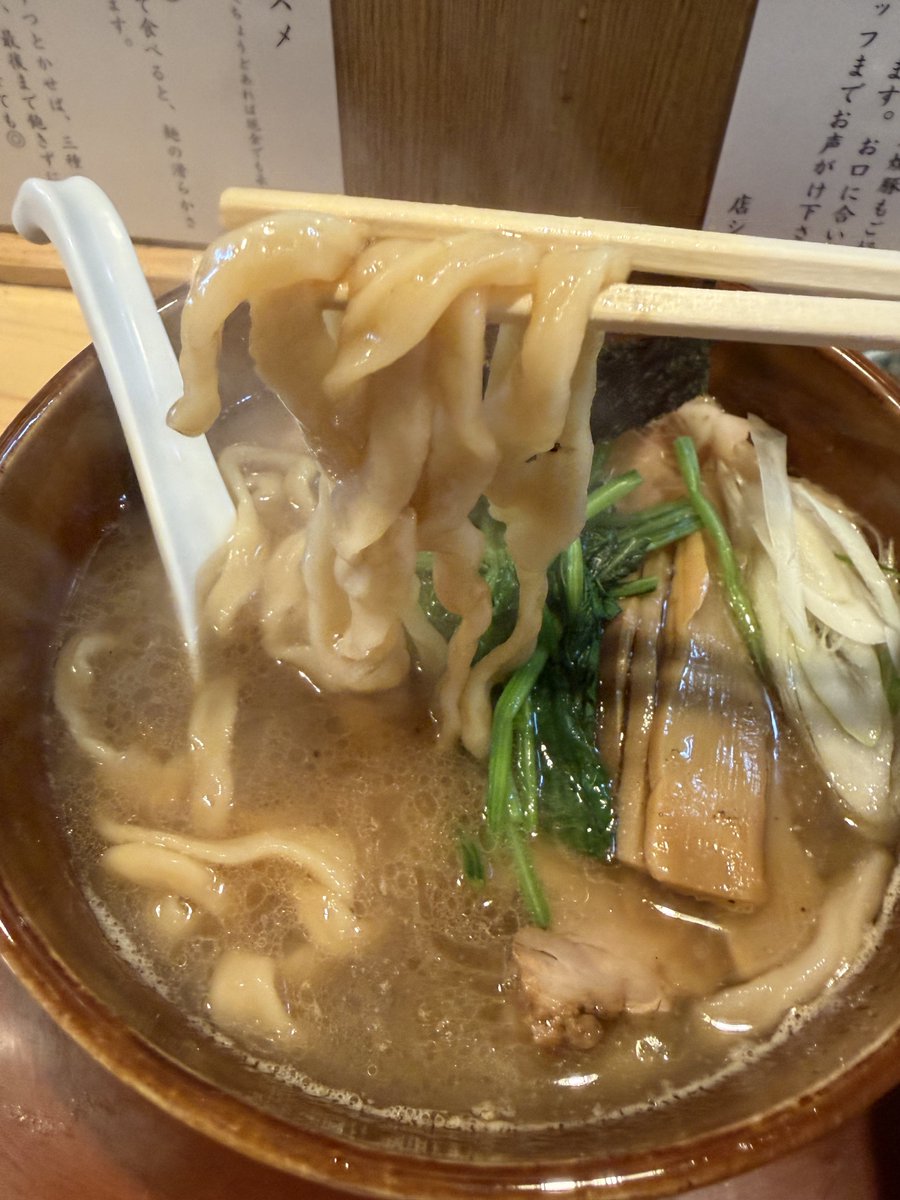 SEIICHI7_1's tweet photo. 松尾製麦
混雑を回避したが並びは半端ない〜！
●動物系に魚介風味の出汁の旨味が詰まったスープは噂以上のレベル！
●圧力鍋を使い！出来上がった！中太縮れ麺！うどんのように！コシ！弾力があり！モチモチした食感を楽しめます！生卵に辛味を入れて！麺を入れ啜る！唸る味わい！パーフェクト！ https://t.co/1ID6UuZwKT