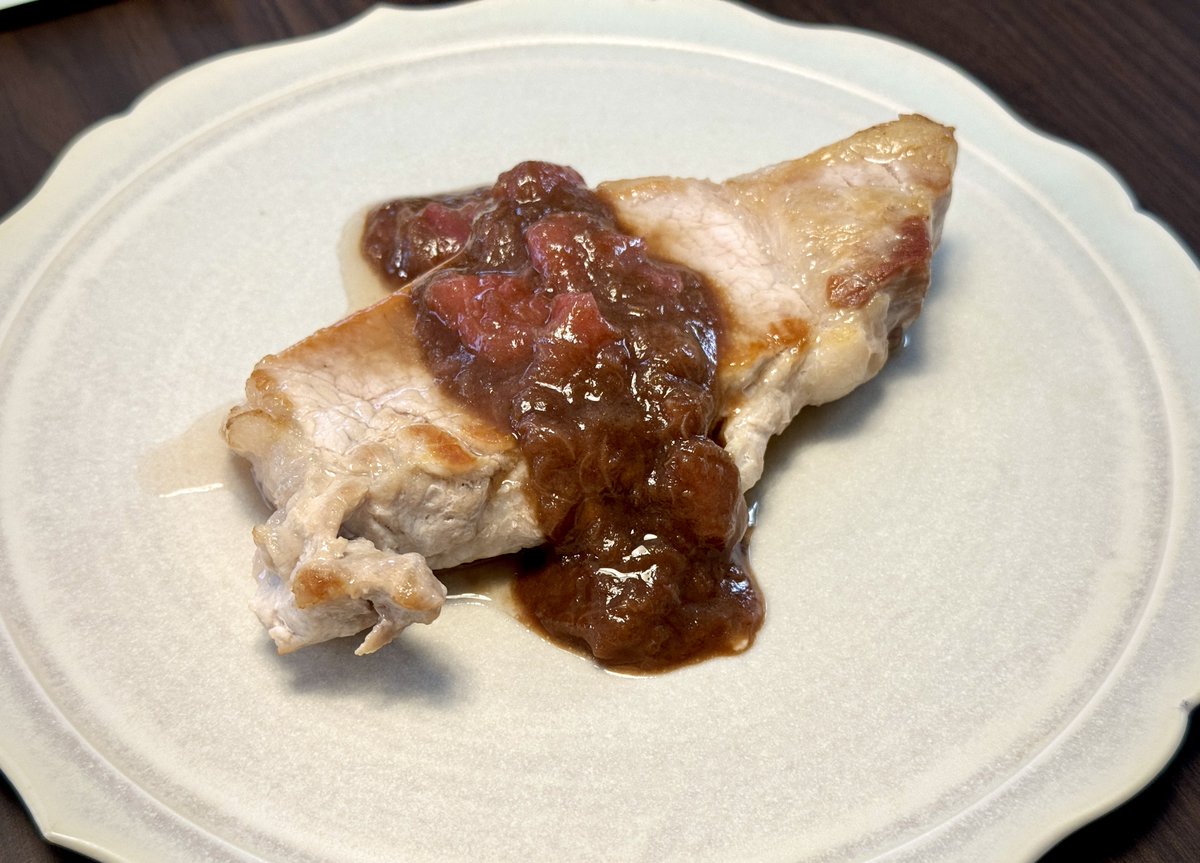 kotaroiz's tweet photo. 昼からポークステーキ

肉汁にルバーブのジャムとバルサミコを合わせて煮詰めてうま❤️
手作りジャムはソースにするのが一番多い消費方法。 https://t.co/WwqPBsdPtu