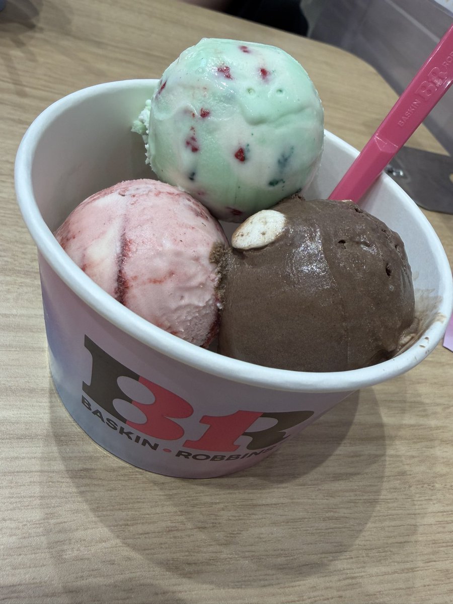 hitomi_itono's tweet photo. 誕生日！！🎉

31になったので
31を食べた🍨✨ https://t.co/ZMWbZauoow