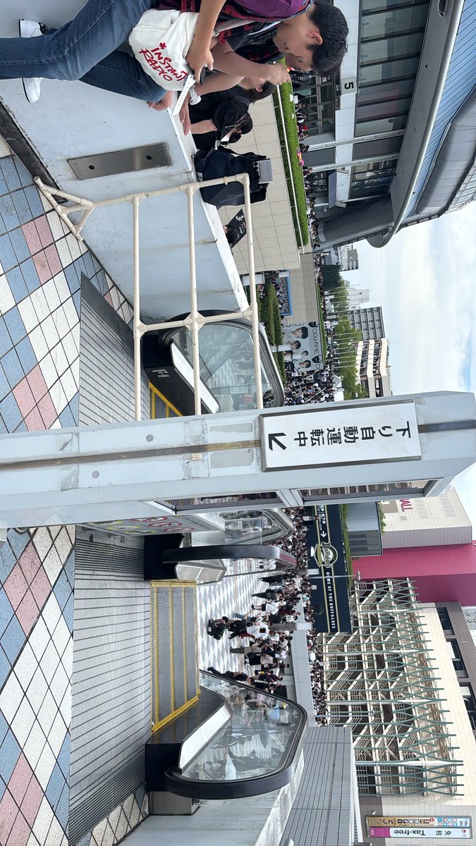 Monmo25Ender's tweet photo. @ender_kero_Mrs 東口から6ゲートに上がる階段のところ上がって、すぐ横のエスカレーターの前にいます！
深海のトート持ってます！ https://t.co/w2EhrIRWuQ