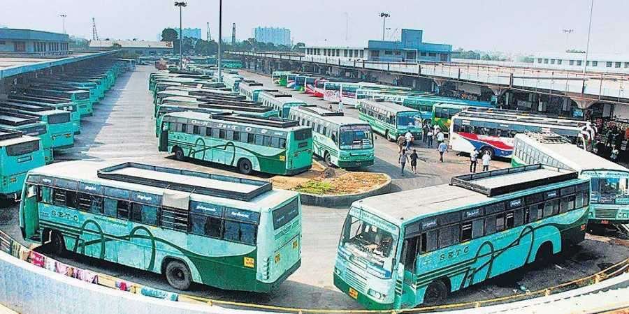 hgprasath's tweet photo. சென்னை மாநகரத்திற்குள் போக்குவரத்து நெரிசல் ஏற்படுகிறது என்று கூறி பேருந்து நிலையத்தை இடமாற்றி கிளாம்பாக்கம் கொண்டுபோனார்கள். 

பிறகு, CMBT இருந்த இடத்தில் அடுக்குமாடி குடியிருப்பு கட்டப்படப்போகிறது, மால் வரப்போகிறது என்றெல்லாம் அவ்வப்போது செய்திகள் வந்தவண்ணம் இருந்தன.

தற்போது அண்மைத்தகவலாக CMBT இருந்த இடத்தில் தலைமைச்செயலகத்தை அமைக்க தவெக அரசு ஆலோசித்து வருவதாக கூறப்படுகிறது. நகருக்கு மத்தியில் தலைமைச்செயலகம் வந்தால் போக்குவரத்து நெரிசல் அதிகரிக்கத்தானே செய்யும்?
