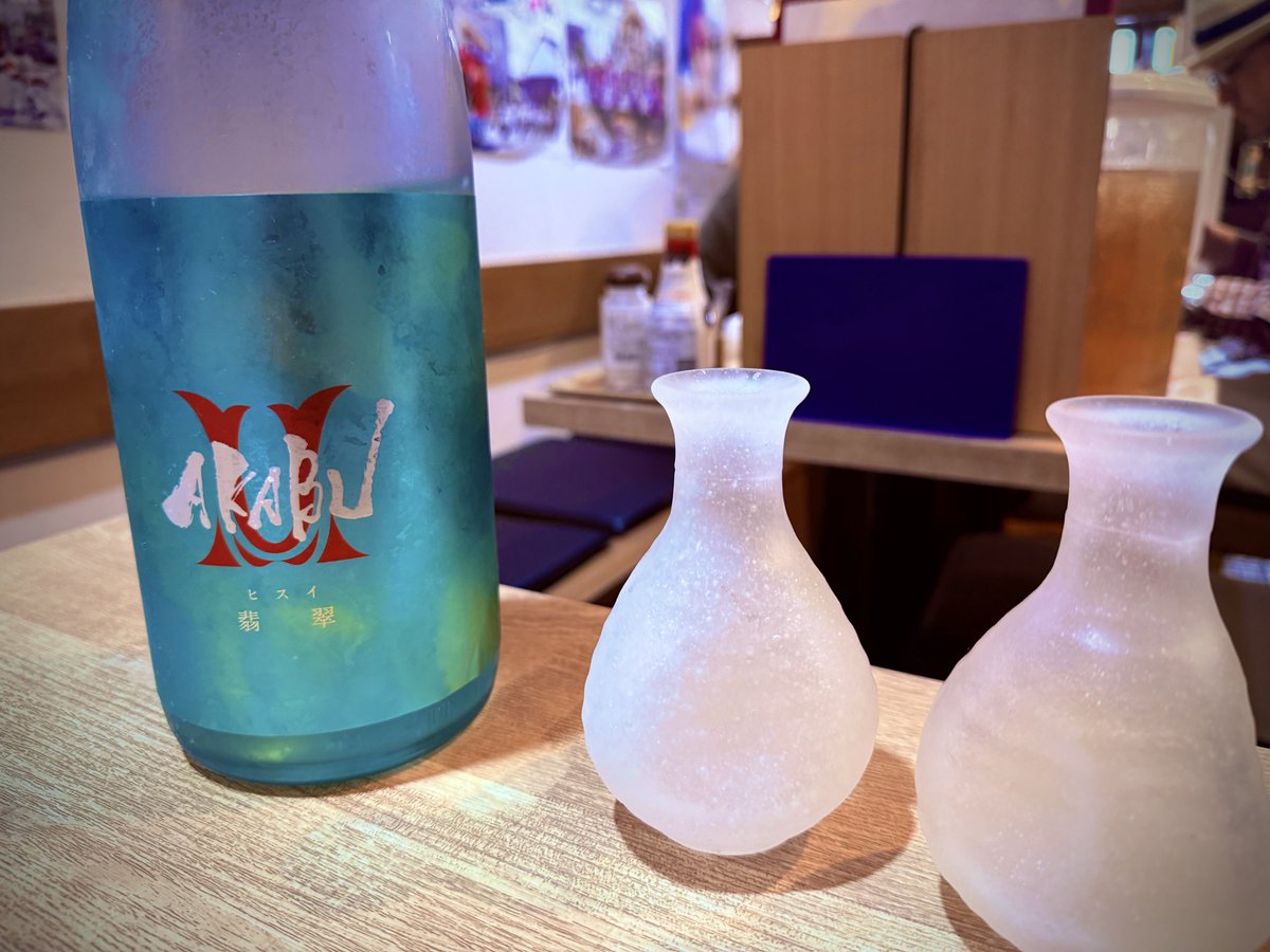 LemonShower13's tweet photo. 高校の友達とサシで昼飲み🍻
あぶらっこいものを身体が受け付けないのは
同い年のおっさん達ならでは。。。
歳には逆らえませんっ！！！笑
AKABU 翡翠 頂きました😋
夏酒らしいキレ！うまし！ https://t.co/eLS8stDoUS