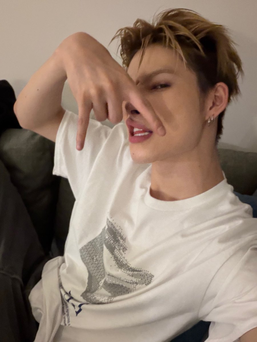 HOONK1R0CKSTAR's tweet photo. 🗣️: “When is the member next to you the cutest?”

🐧: Sunghoon: “Everyone saw what Ni-ki posted on Twitter today, right?”

🐧: “Ni-ki is the cutest when he posts things like that. That’s when he looks the most kawaii (cute).”

Seriously, it doesn’t matter if his post is the coolest and most amazing thing in the world, he will always look so cute and adorable 😭😭🤏🏻 He doesn’t know it, but he’s so adorable just by existing.

#니키 #NI_KI #ニキ