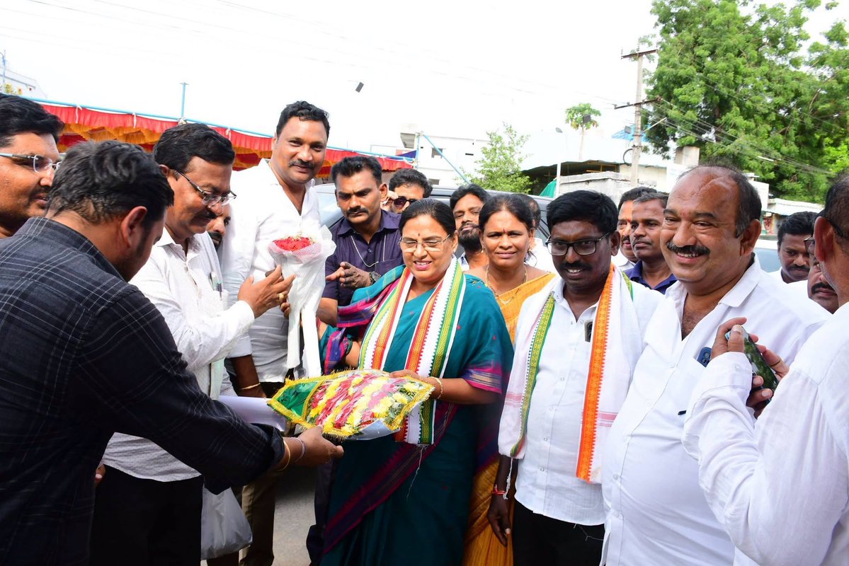 UttamINC's tweet photo. కోదాడలో రూ 30 కోట్లతో కోదాడ నుండి అనంతగిరి వరకు BT రోడ్డు కు శంకుస్థాపన చేసిన కోదాడ ఎమ్మెల్యే పద్మావతి రెడ్డి గారు. https://t.co/yHXaybgAuf