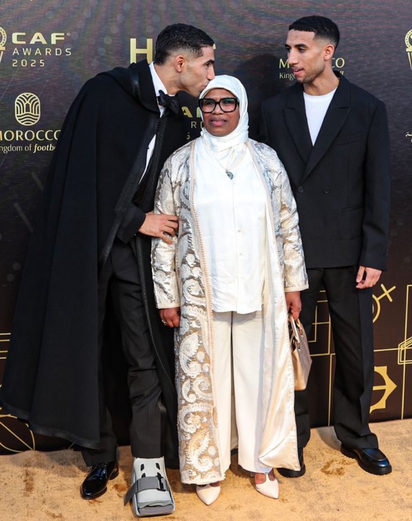 IamJoe_lOmiat's tweet photo. Hakimi with his mom and brother ❤️😍 https://t.co/HsP1Vq319m