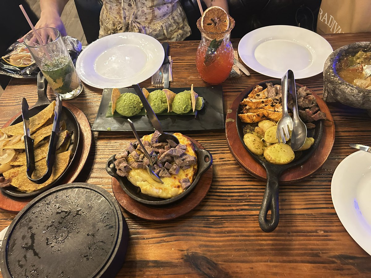 moonlala_'s tweet photo. antes d q llegara la comida 🫥 vs después de q llegó la carnita asada y las quesabirries 💗👄 https://t.co/9rXvzk0Rx6