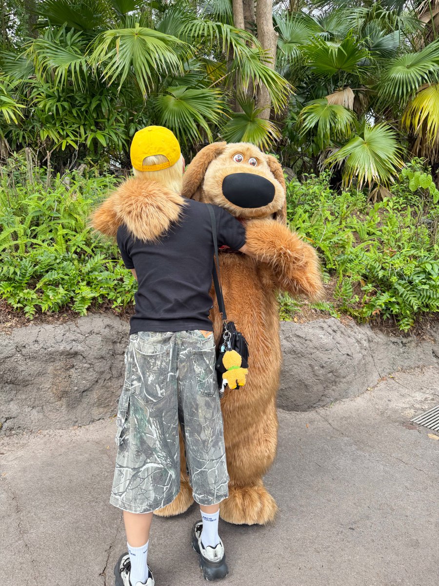 mazzel_official's tweet photo. 小さい頃は、身長が足りなくて乗れなかったロックンローラーコースターも今では、何回でも乗れる🎸😙

ホテルから見えた、キリンさん達と虹が綺麗すぎました🦒

またフロリダ行けますように👊

#HAYATO #MAZZEL
#まぜジャック 
#MAZZEL_SoStrawberry https://t.co/kzqG1AmJTj