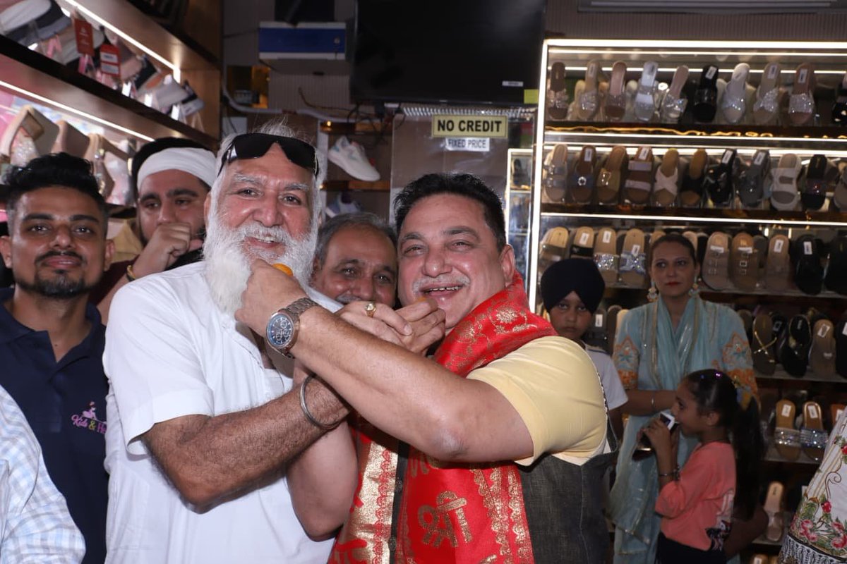 TheDeepakBali's tweet photo. रतन सिनेमा रोड स्थित किड्स एंड हील्स स्टोर का आज बतौर मुख्य अतिथि शुभारंभ किया। मैं स्टोर के ओनर हनी छाबड़ा जी और विशाल अरोड़ा जी दोनों को हार्दिक बधाई व शुभकामनाएं देता हूँ। https://t.co/BpVOEpeJGb