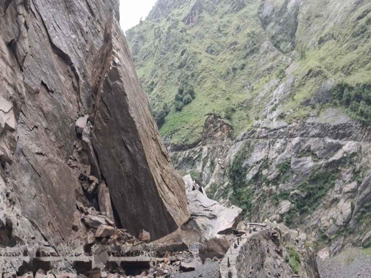 ani_digital's tweet photo. Uttarakhand: BRO restores road connectivity on Kailash Mansarovar Yatra route after landslide

Read @ANI Story | https://t.co/KyxjYJ2ldV
#BRO #ProjectHirak #Landslide #KailashMansarovarYatra https://t.co/TX72wPHv3r
