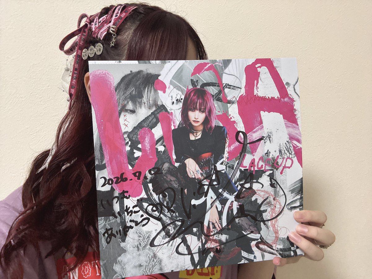 LiSA_sakura239's tweet photo. LiSAちゃん、サイン会ありがとう！！

いつも可愛くしてくれてるねって言われて、見てくれてるんだって嬉しかったよ🫶
もっともっと話したいことがあったけど飛んじゃったから、またお手紙書きます！笑

本当に幸せな時間をありがとう〜！🍓

#LACEUP @LiSA_OLiVE https://t.co/HpT7r20W2H