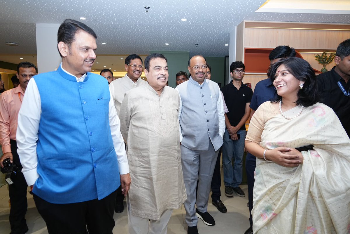 cbawankule's tweet photo. नागपूर येथे रेझोल्युट कोवर्क्स कार्यालयाच्या उद्घाटन सोहळ्यास राज्याचे मुख्यमंत्री मा. @Dev_Fadnavis जी, केंद्रीय रस्ते वाहतूक व महामार्ग मंत्री मा. @nitin_gadkari जी आणि सर्वोच्च न्यायालयाचे माजी सरन्यायाधीश न्यायमूर्ती मा. भूषण गवईजी यांच्या समवेत उपस्थित राहिलो.

नागपूरमध्ये आधुनिक व्यावसायिक पायाभूत सुविधा उभारण्याच्या दिशेने हा महत्त्वपूर्ण टप्पा असून, या उपक्रमामुळे उद्योजक, स्टार्टअप्स आणि युवा व्यावसायिकांना नवे व्यासपीठ उपलब्ध होईल, असा विश्वास व्यक्त केला.

माझ्यासमवेत डॉ. शालिनीताई इटनकर, राज्याचे मुख्य माहिती आयुक्त डॉ. राहुल पांडे, मनपा आयुक्त डॉ. विपीन इटनकर, स्थायी समिती अध्यक्षा शिवानीताई दाणी, विभागीय आयुक्त विजयलक्ष्मी बिदरी, जिल्हाधिकारी कुमार आशीर्वाद तसेच इतर मान्यवर उपस्थित होते.

@CMOMaharashtra @maharevenue @MahaDGIPR @ngpnmc @InfoNagpur  
#Maharashtra #Nagpur #ResoluteCoworks #StartupEcosystem #GuardianMinister #RevenueMinister #ChandrashekharBawankule