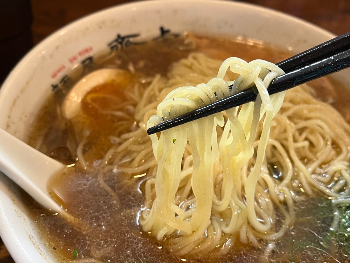 imasa12's tweet photo. 12日。
薬師の湯に行く途中で昼麺
今日は、齋虎さん訪麺です
結構混んでましたがちょっと待ってご案内となりました
いただいたのは冷たい煮干しそば大盛1,100円漬物付き
蓮華まで冷え冷えの細かいご配慮
麺は細いストレートで好み
煮卵も美味い🍴
ごちそうさまでした😋 https://t.co/tQAJGoupCf
