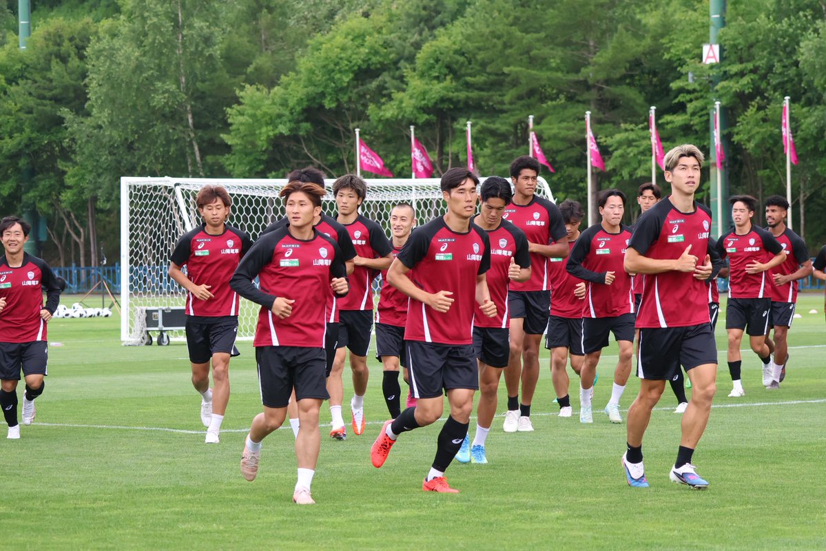 sports_kobenp's tweet photo. 秋春制のJ1新シーズンに向け、王者ヴィッセル神戸の選手たちは北の大地に降り立ち、「最強キャンプ」が先ほどスタートしました💪
拠点の札幌市、白旗山競技場は雨上がりの曇り空で蒸し暑さも残りつつ、時折涼しい風も吹いています👍 https://t.co/9HC7QyTObs