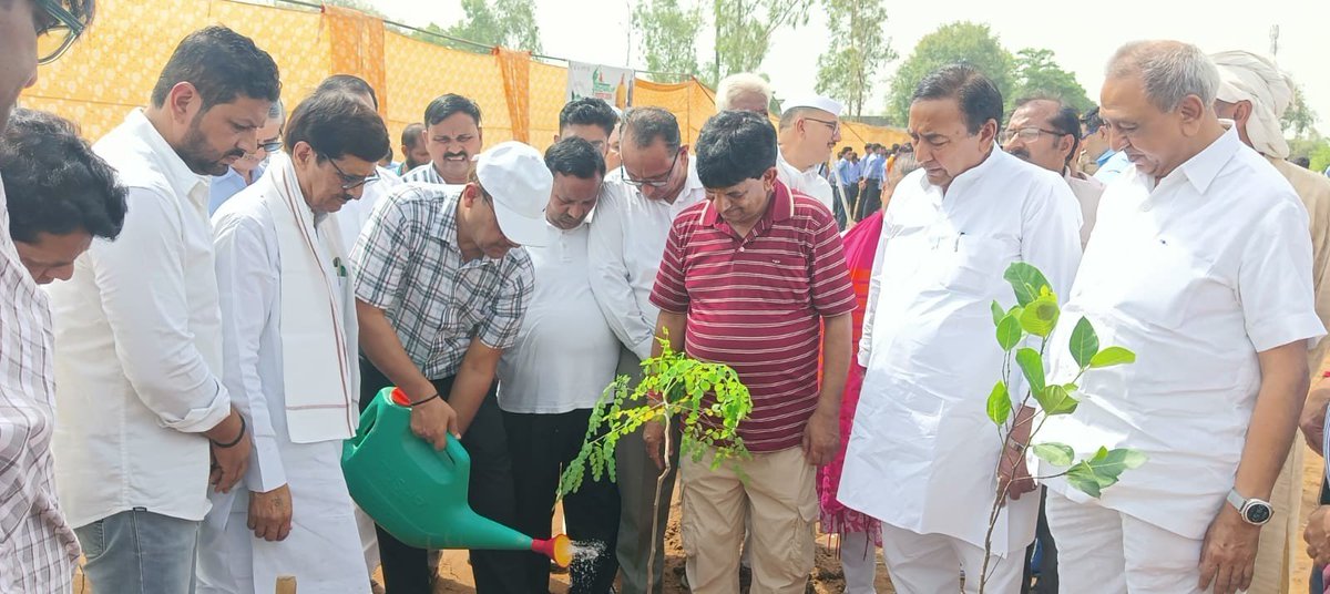 DmMuzaffarnagar's tweet photo. "एक पेड़ माँ के नाम" वृहद वृक्षारोपण महाअभियान-2026 के अंतर्गत आज जनपद मुजफ्फरनगर ने पर्यावरण संरक्षण की दिशा में एक महत्वपूर्ण कदम बढ़ाया। माननीय प्रधानमंत्री श्री @narendramodi जी के आह्वान एवं माननीय मुख्यमंत्री श्री @myogiadityanath जी के नेतृत्व में जनपदभर में व्यापक जनसहभागिता के साथ वृहद वृक्षारोपण किया गया।

बेगराजपुर, मंसूरपुर से अभियान का शुभारंभ करते हुए जनप्रतिनिधियों, अधिकारियों, पुलिस प्रशासन, विभिन्न विभागों, स्वयंसेवी संस्थाओं एवं नागरिकों ने पौधारोपण कर हरित भविष्य का संकल्प लिया। वृक्ष केवल प्रकृति की धरोहर नहीं, बल्कि आने वाली पीढ़ियों के सुरक्षित, स्वच्छ एवं संतुलित पर्यावरण की आधारशिला हैं।

 समस्त जनपद वासियों से अपील है कि आइए, "एक पेड़ माँ के नाम" लगाकर उसे संरक्षित करने का भी संकल्प लें। यही प्रकृति, पर्यावरण और भविष्य के प्रति हमारी सच्ची जिम्मेदारी है।
@ChiefSecyUP
@UPGovt
#EkPedMaaKeNaam #VanMahotsav2026 #Plant4Mother #Muzaffarnagar #GreenUP #MissionLife #Environment #HaritUttarPradesh