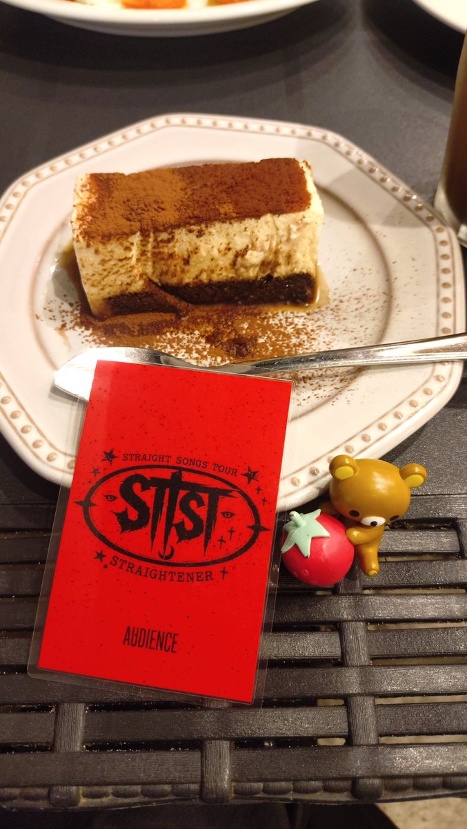 hysdonald's tweet photo. とうちゃっくしたら物販買い終わった友達に偶然会ったのでお茶してきた☕ https://t.co/w9pLo7oVOQ